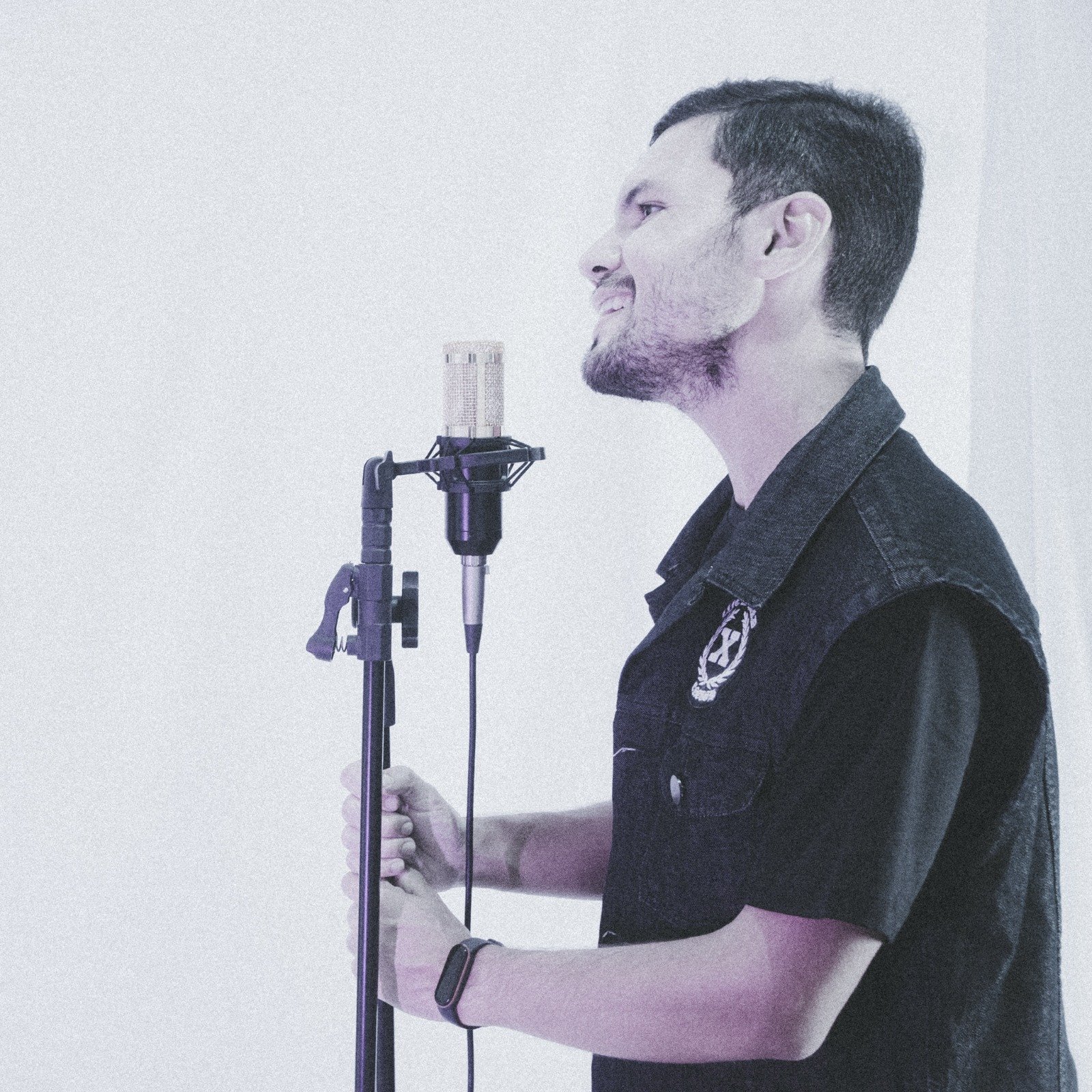 Nathan Motta cantando em estúdio